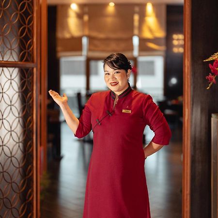 Hotel Sofitel Cairo Downtown Nile Esterno foto A hotel hostess in Vietnam