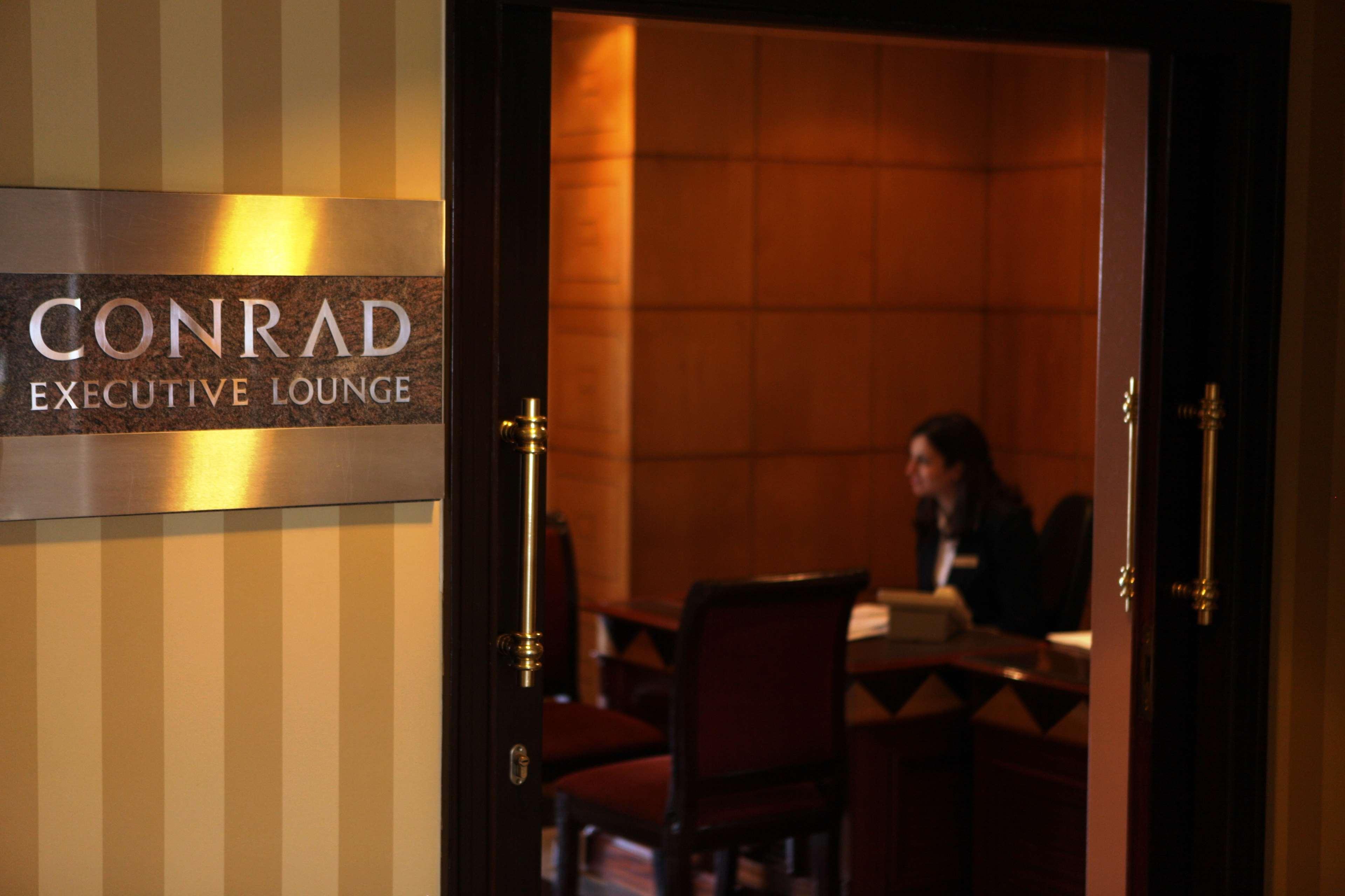 Hotel Sofitel Cairo Downtown Nile Esterno foto Conrad Executive Lounge at Hong Kong International Airport