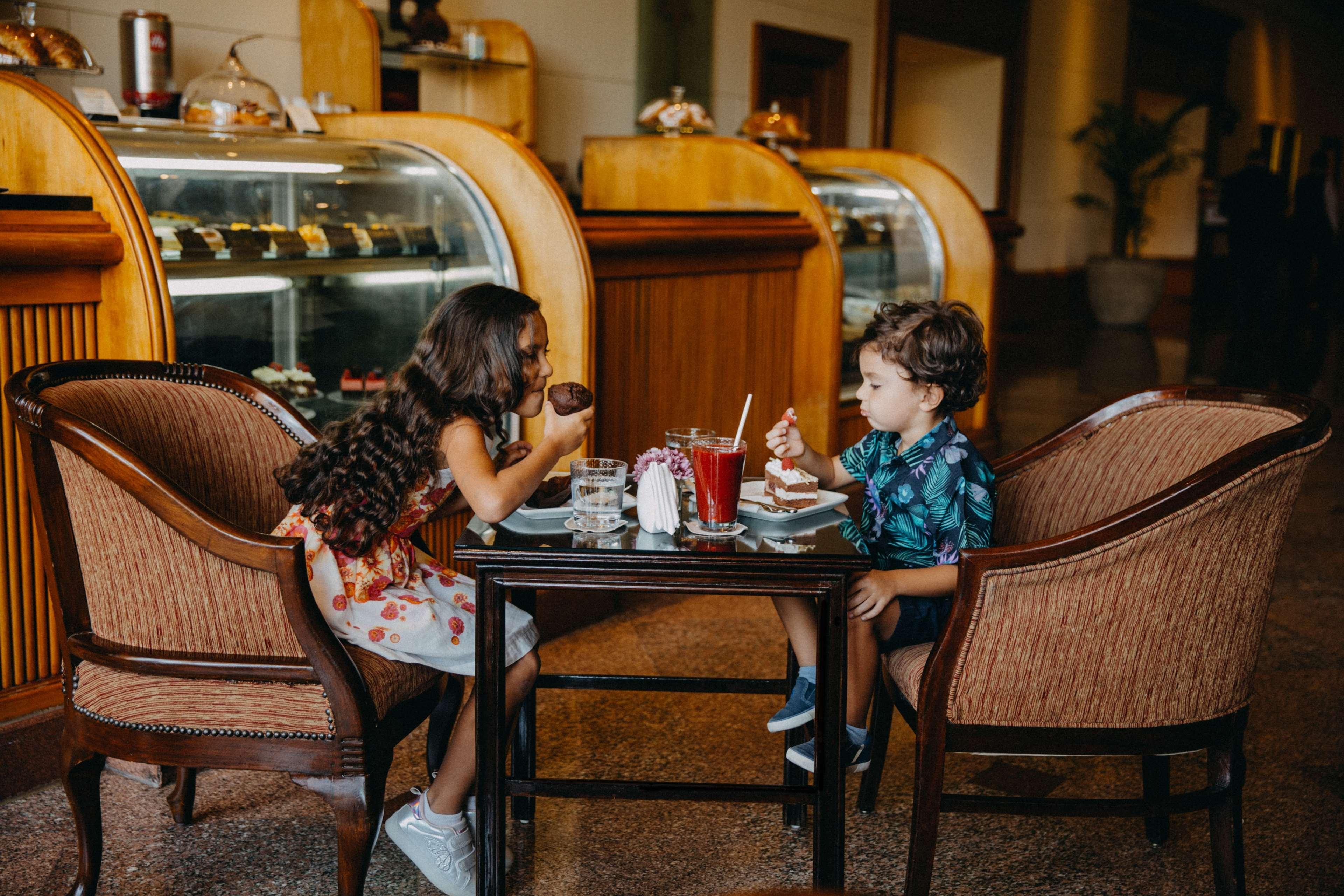 Hotel Sofitel Cairo Downtown Nile Esterno foto Children eating at a restaurant