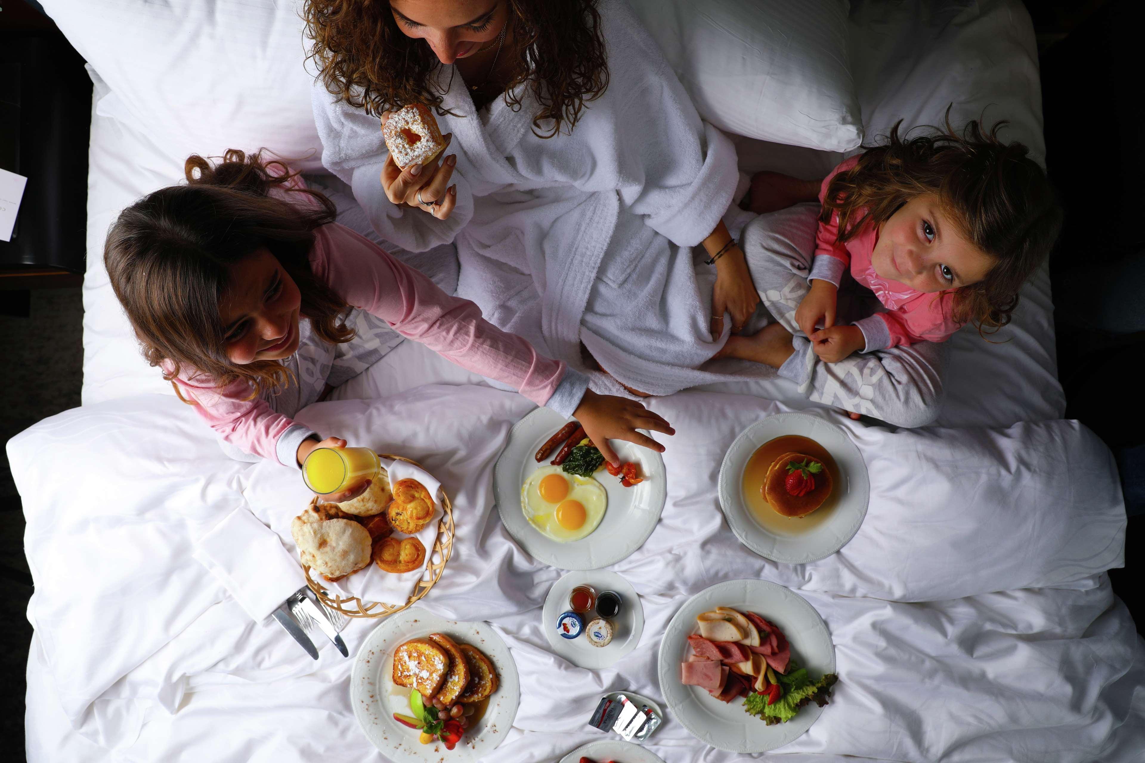 Hotel Sofitel Cairo Downtown Nile Esterno foto A family breakfast