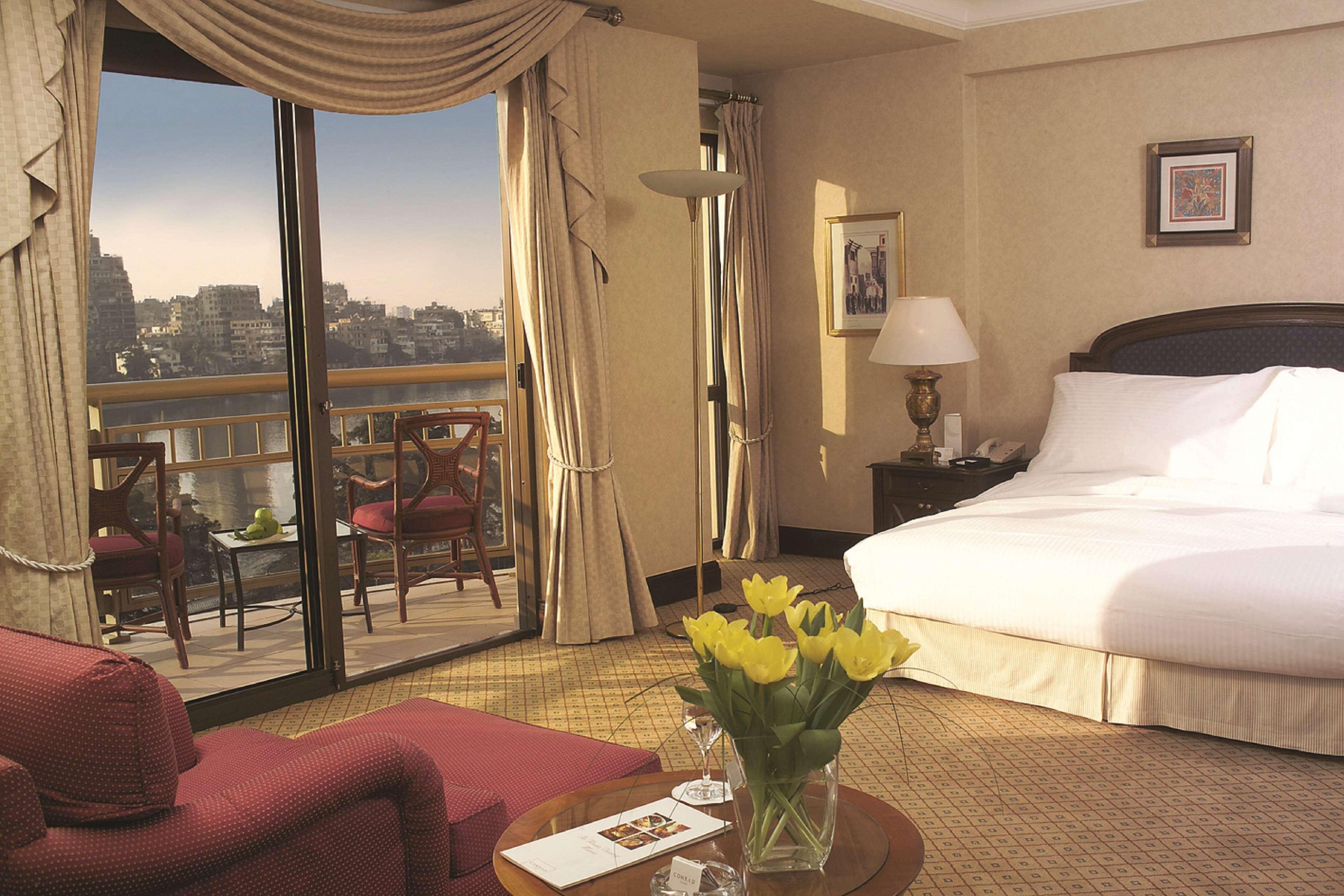 Hotel Sofitel Cairo Downtown Nile Esterno foto A room at the Four Seasons Hotel, Cairo