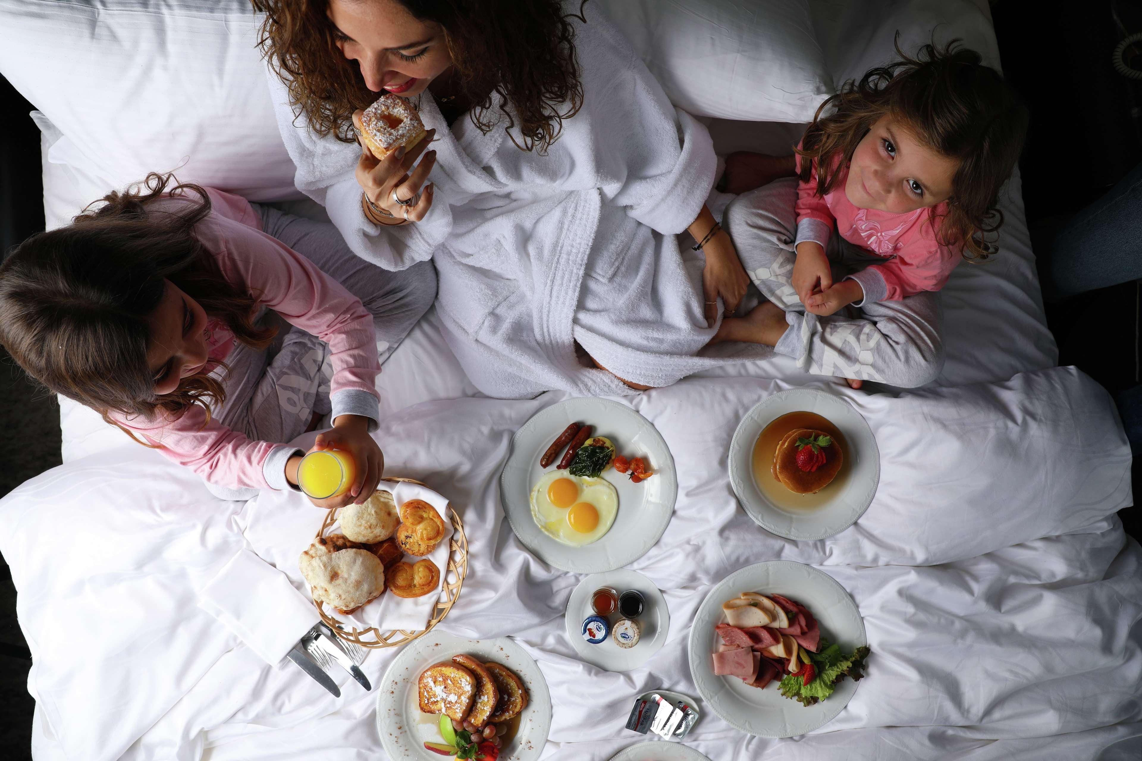 Hotel Sofitel Cairo Downtown Nile Esterno foto A family breakfast in bed