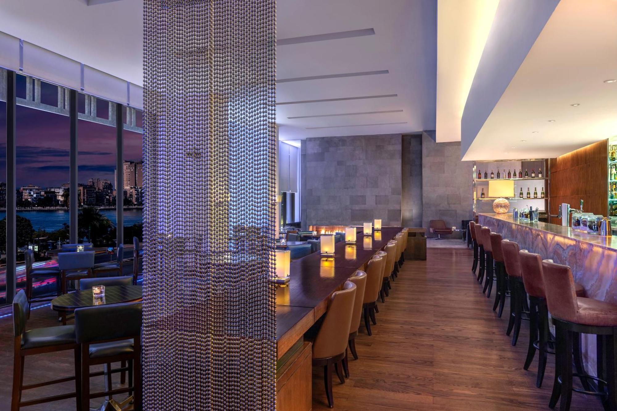 Hotel Sofitel Cairo Downtown Nile Esterno foto The bar at the 101 bar