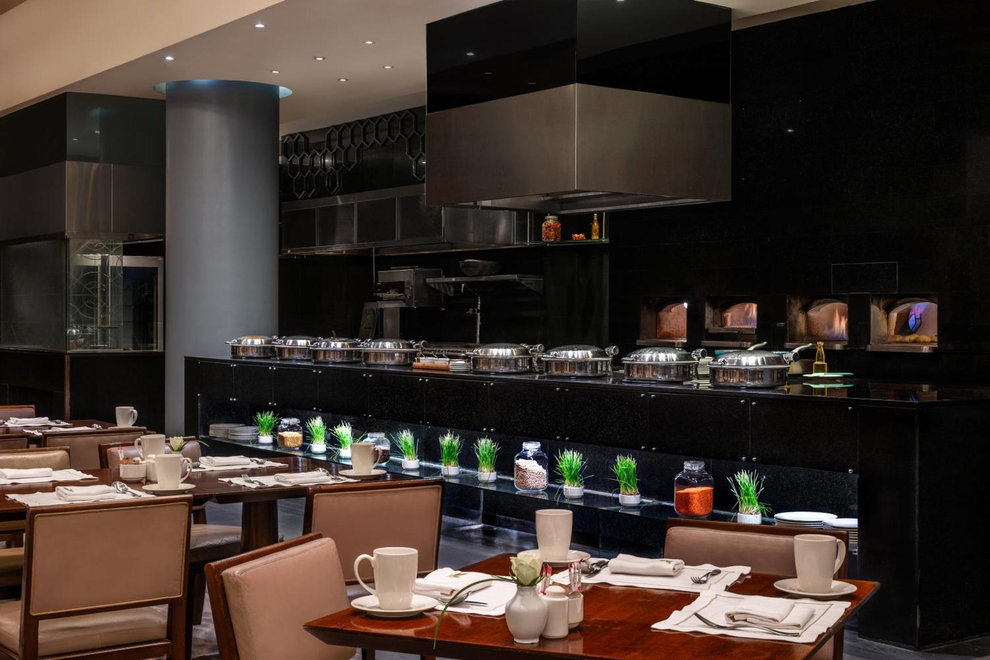Hotel Sofitel Cairo Downtown Nile Esterno foto The restaurant