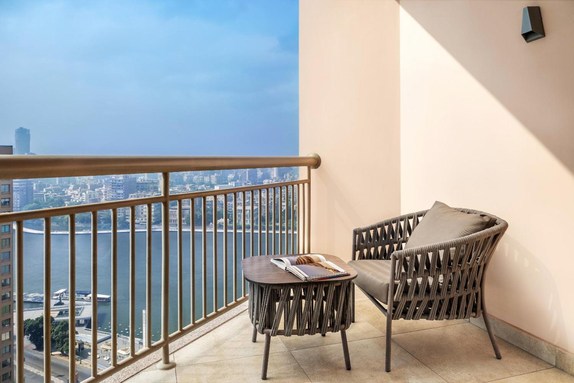 Hotel Sofitel Cairo Downtown Nile Esterno foto A balcony