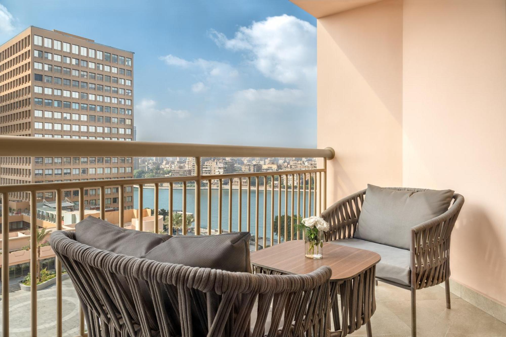 Hotel Sofitel Cairo Downtown Nile Esterno foto Balcony
