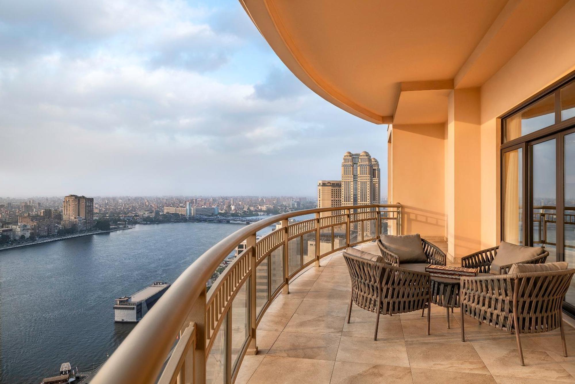 Hotel Sofitel Cairo Downtown Nile Esterno foto View from the balcony of a suite at the Four Seasons Hotel, Cairo