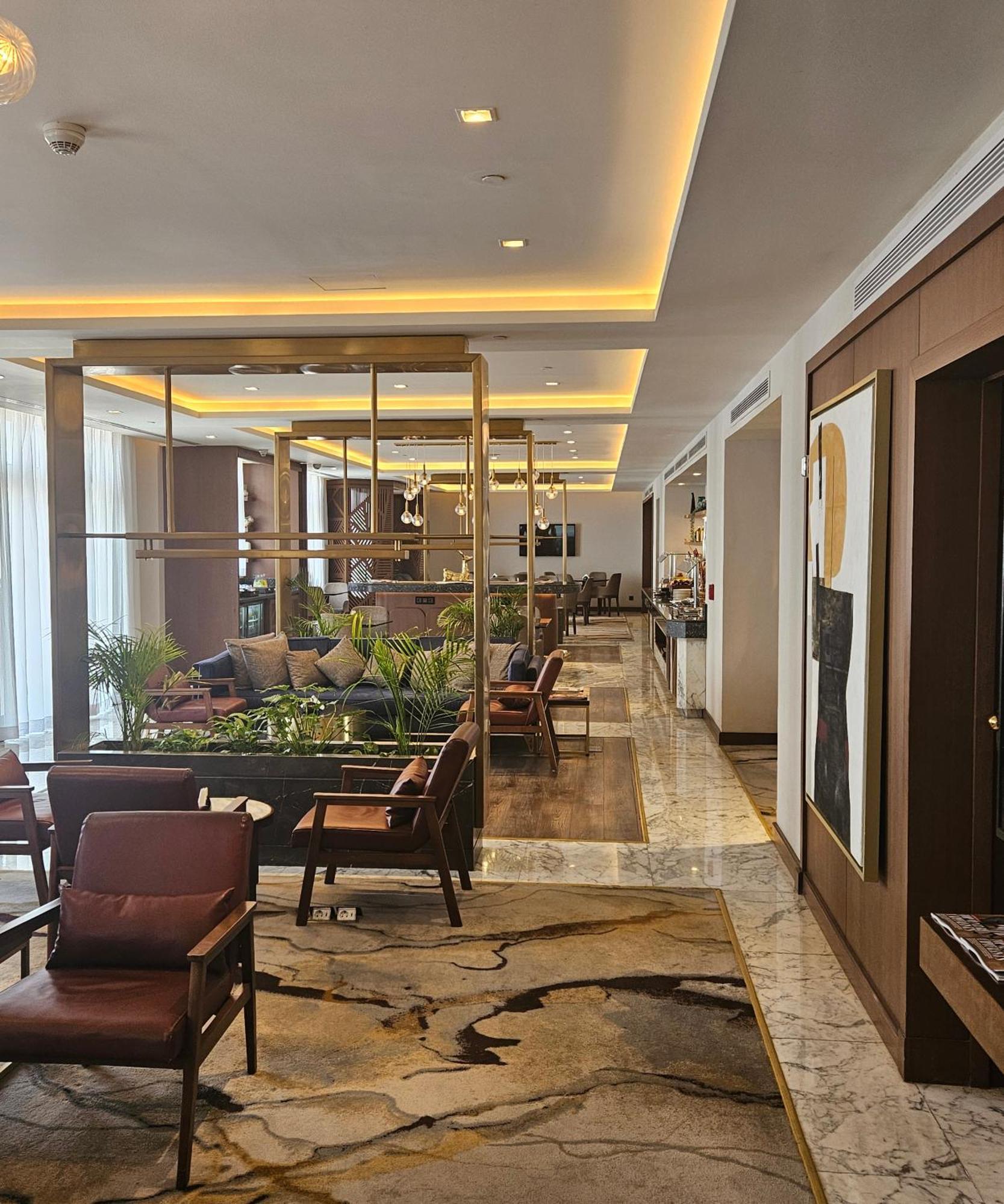 Hotel Sofitel Cairo Downtown Nile Esterno foto The lounge at the airport
